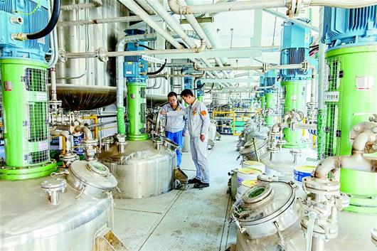 工作人員正在觀察設(shè)備運(yùn)行情況。雙虎涂料從原材料進(jìn)廠入庫到成品出庫,全部實(shí)現(xiàn)自動化。